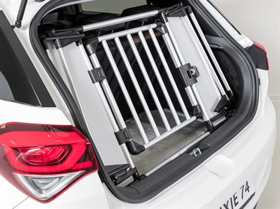 Trixie Kofferbak Hek installed in car trunk for dog transport.
