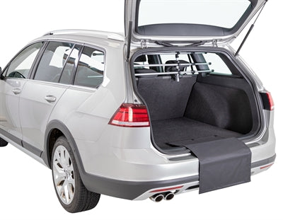 Trixie Bumperbescherming Zwart on car trunk for dog grip and bumper protection.